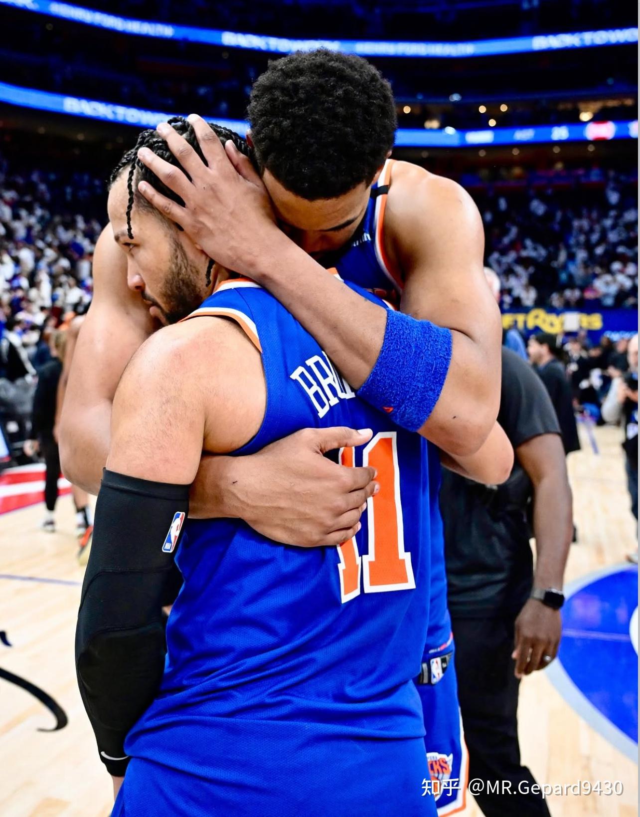 开云体育-包含纽约尼克斯训练开放日；转会期队长鼓劲引欢呼；NBA季后赛在即；身体对抗强度拉满的词条