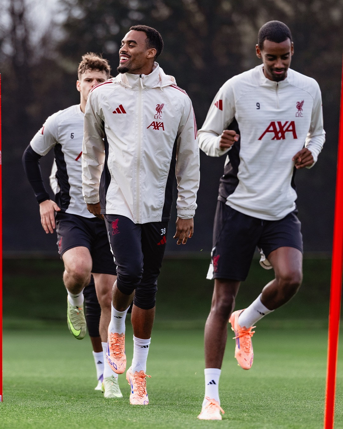 开云体育-利物浦训练开放日；关键时刻防线松动引欢呼；足总杯在即；团队化学反应显著的简单介绍