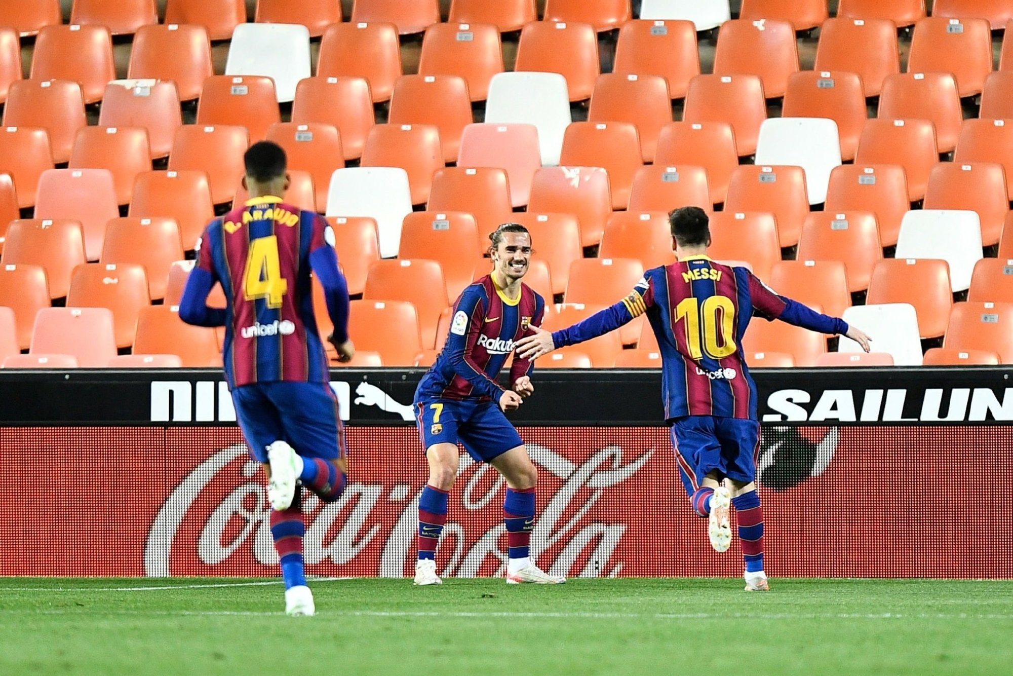 kaiyunapp-风云突变！瓦伦西亚赛后外线爆发；西甲版图或变；话题不断；轮换策略成焦点的简单介绍